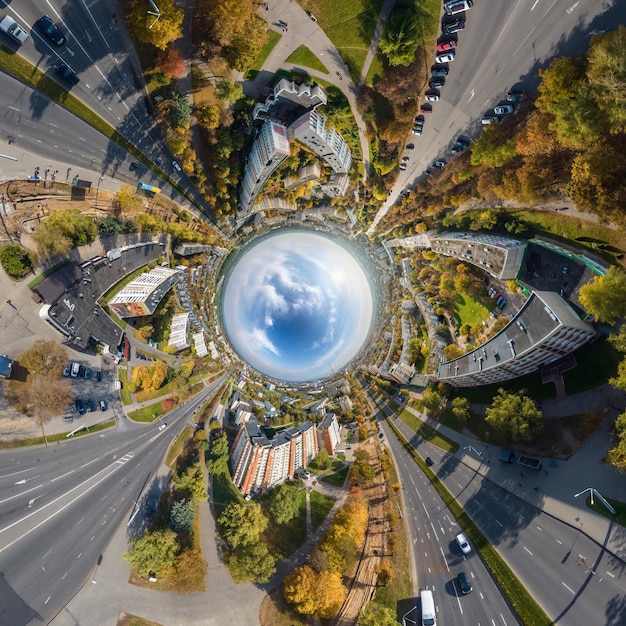 Sfera blu all'interno che si affaccia sullo sviluppo urbano della città vecchia edifici storici e incrocio con le automobili Trasformazione del panorama sferico a 360 in vista aerea astratta