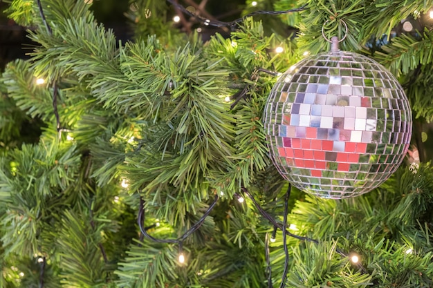 Sfera della discoteca sull&#39;albero di Natale