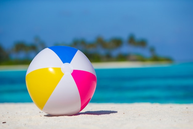 Sfera di aria sulla spiaggia bianca con mare turchese e cielo blu