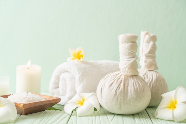 Sfera di compressione a base di erbe Spa con candela e orchidea