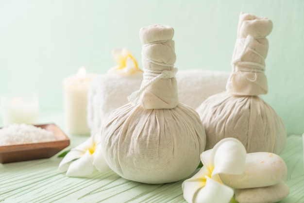 Sfera di compressione a base di erbe Spa con candela e orchidea