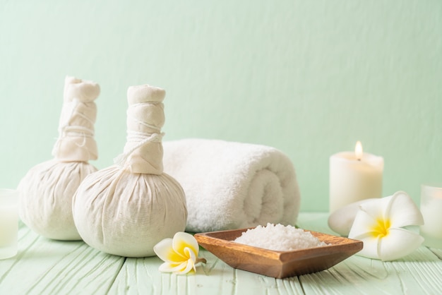 Sfera di compressione a base di erbe Spa con candela e orchidea