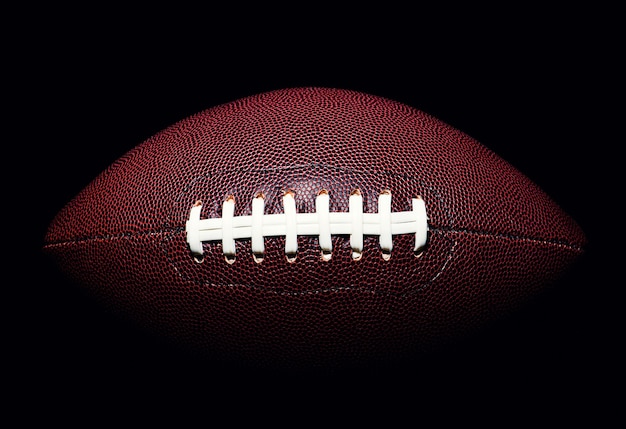 Sfera di football americano isolata sul nero