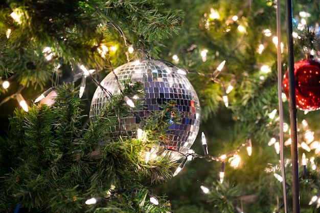 Sfera di natale sull'albero per la decorazione