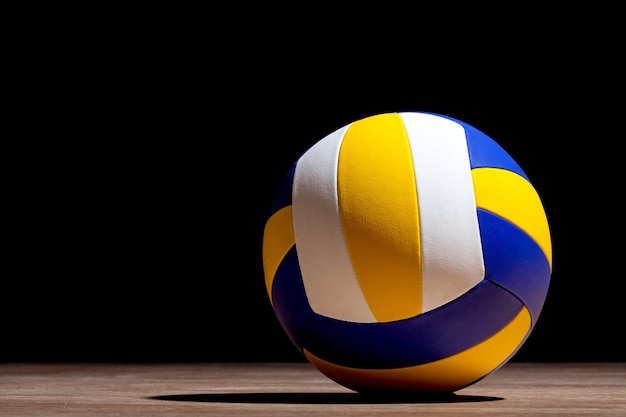 Sfera di pallavolo su sfondo scuro