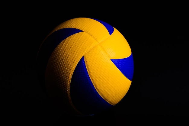 Sfera di pallavolo sul nero