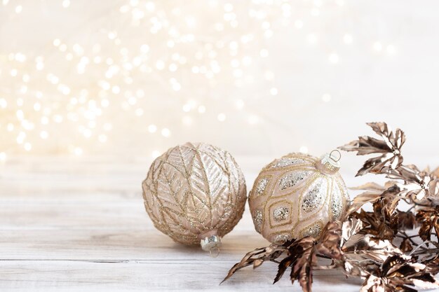 Sfere accoglienti di natale dorato con bokeh.