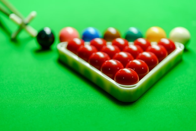 Sfere dello snooker sulla tabella verde dello snooker