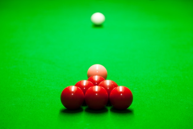 Sfere di snooker su un tavolo.