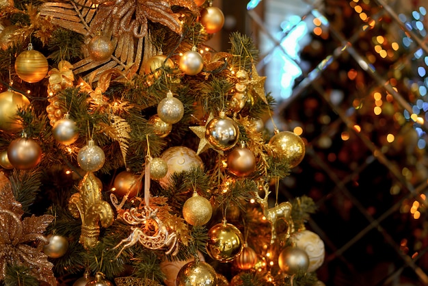 Sfere dorate sul primo piano dell'albero di Natale