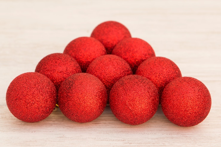 Foto sfere rosse di natale a forma di triangolo glitterato