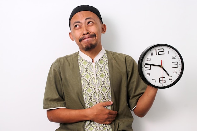 Sfida al digiuno Uomo indonesiano che tocca lo stomaco in attesa dell'Iftar