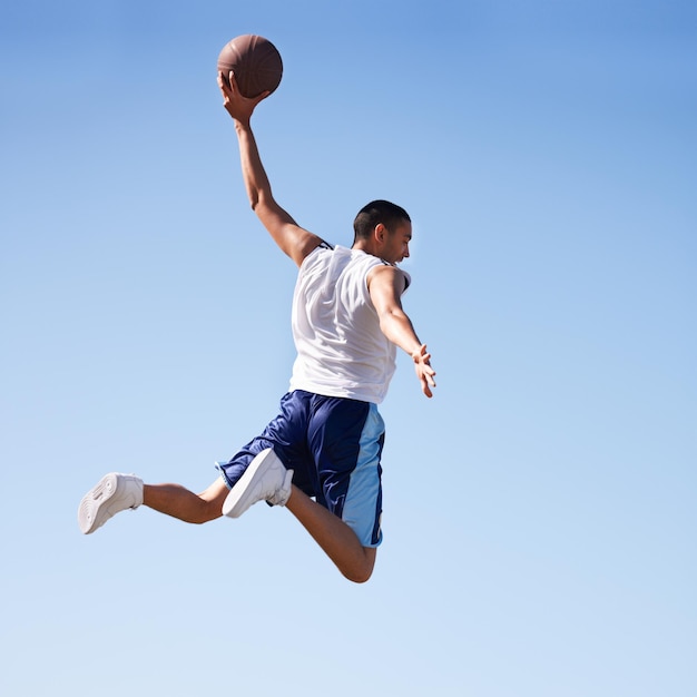 Sfidare la gravità Un giovane atleta che fa un salto in volo