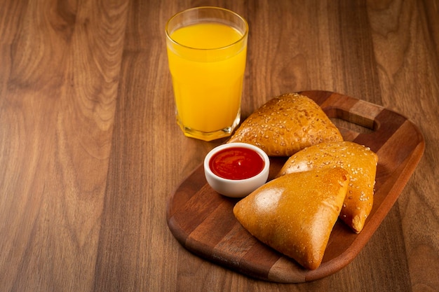 Sfiha di carne araba con poliziotto di succo sul tavolo.