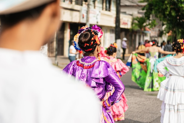 Sfilata di persone con abiti tradizionali della cultura indigena Maya, folclore honduregno e concetto di vita quotidiana