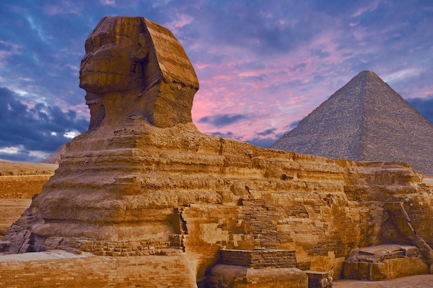 Sfinge sullo sfondo delle grandi piramidi egiziane Africa Altopiano di Giza