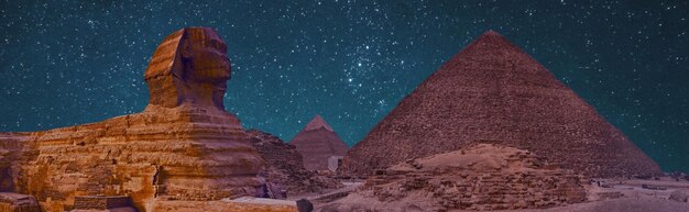 Sfinge sullo sfondo delle grandi piramidi egiziane Altopiano di Giza Africa