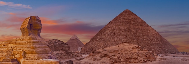 Sfinge sullo sfondo delle grandi piramidi egizie. Africa, altopiano di Giza.