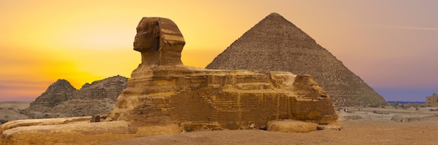 Sfinge sullo sfondo delle grandi piramidi egizie. Africa, altopiano di Giza.