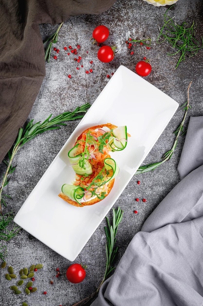 Sfiziosi stuzzichini Bruschetta con salmone affettato cetriolo fresco anelli di cipolla rossa e rucola Crostini tostati con frutti di mare e lattuga