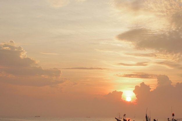 Sfoca lo sfondo del cielo e del sole arancione