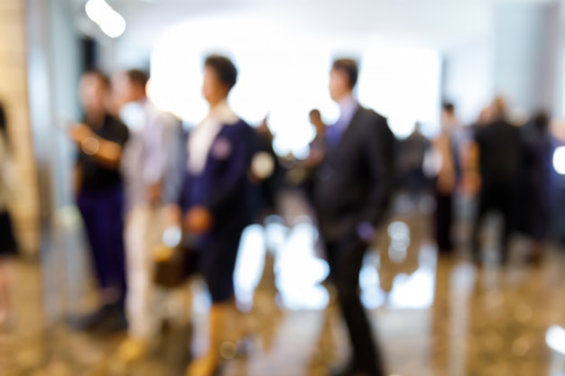 Sfocare persone in conferenza stampa