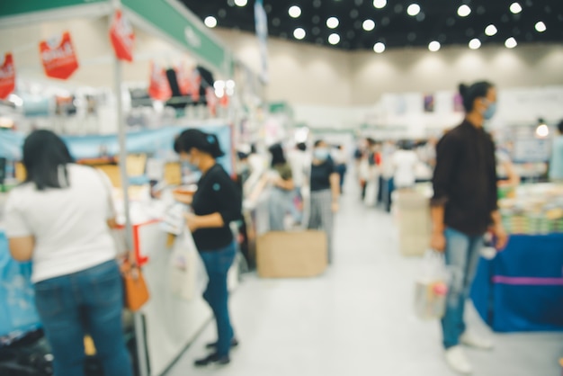 Sfocatura astratta centro commerciale di persone che si incrociano per fare acquisti nel centro commerciale.