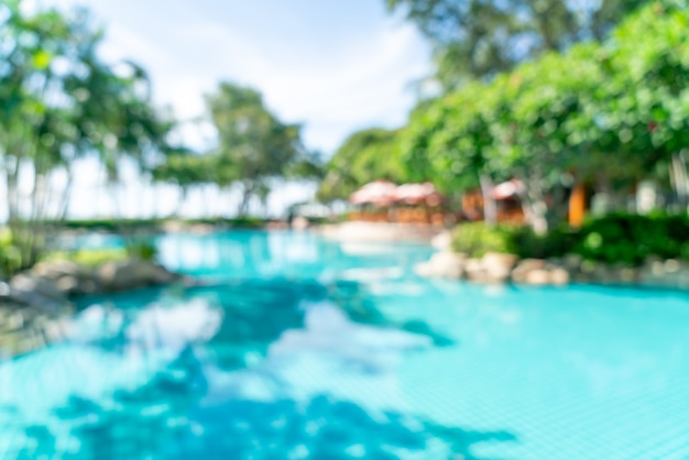 sfocatura astratta letto piscina intorno alla piscina nel resort di hotel di lusso