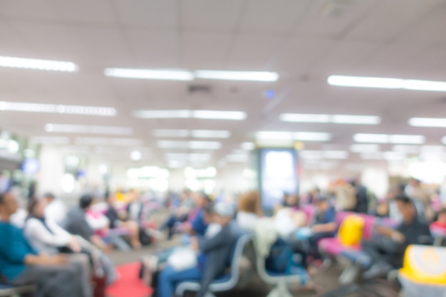 Sfocatura astratta passeggeri in aeroporto.