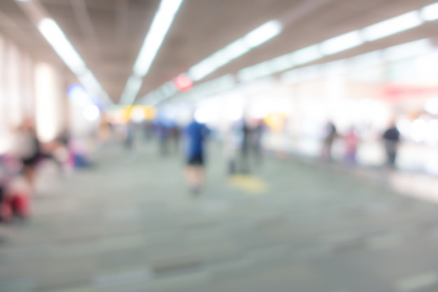 Sfocatura astratta passeggeri in aeroporto