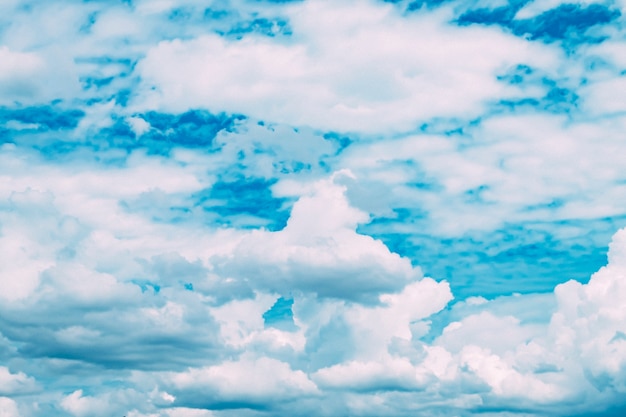 Sfocatura del cielo sfocata o cielo azzurro e sfondo di nuvole bianche, bellissima natura in estate. Sfondo del paesaggio di nuvole