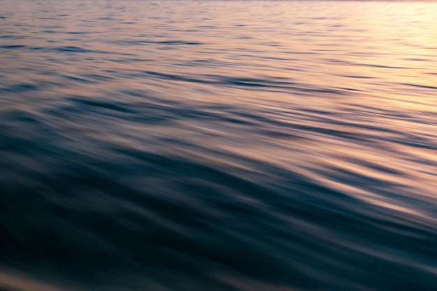 Sfocatura del movimento dell'onda dell'oceano con la luce dell'alba