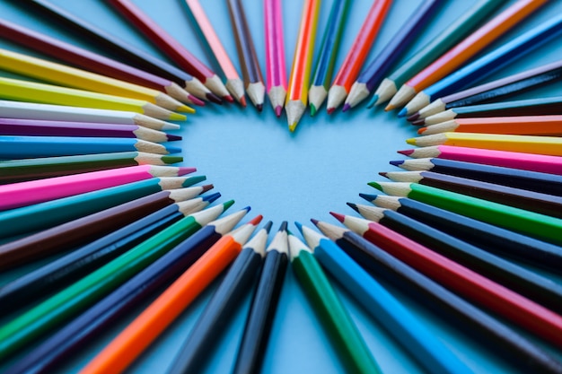 Sfocatura dello sfondo astratto. Crayon heart - A forma di cuore fatto di matite colorate