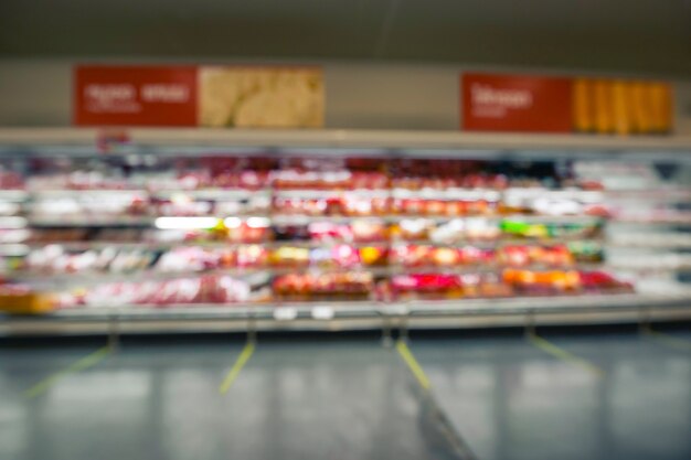 Sfocatura sfocata della carne del supermercato con prodotti lattiero-caseari. Sfocatura dello sfondo con bokeh.