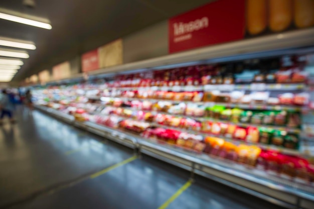 Sfocatura sfocata della carne del supermercato con prodotti lattiero-caseari
