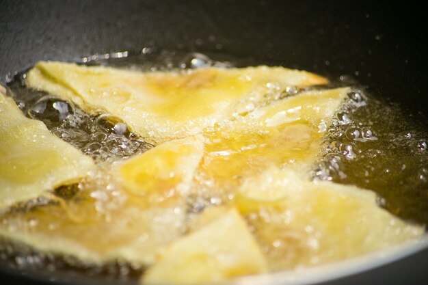 Sfoglia di pasta friggere in olio molto caldo.