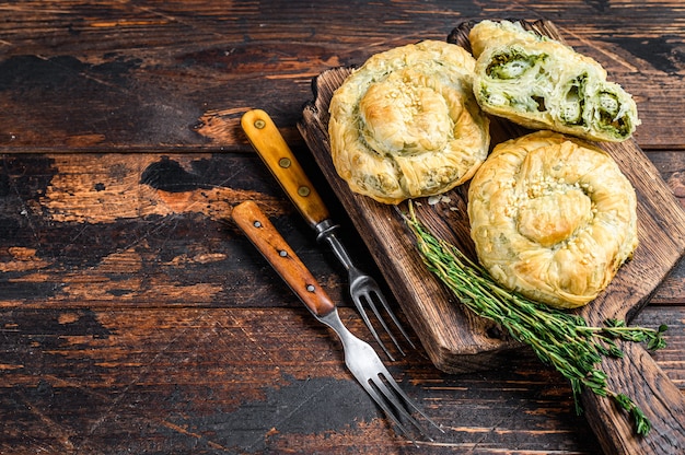 Sfogliata di pasta fillo al forno con feta e spinaci