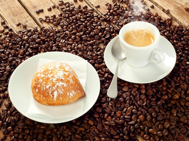 Sfogliatella frolla napoletana con caffè espresso