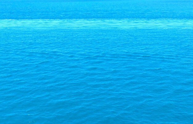 Sfondamento delle onde d'acqua blu
