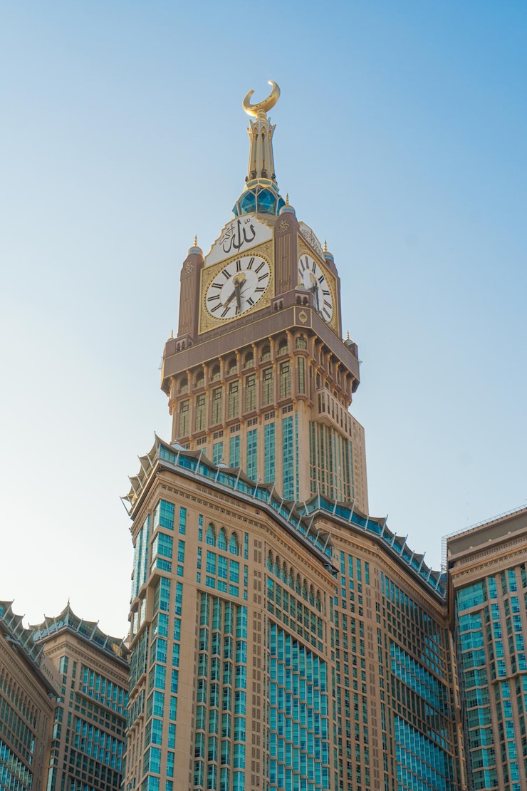 Sfondamento islamico La famosa Torre Reale dell'Orologio alla Mecca Spazio per il testo