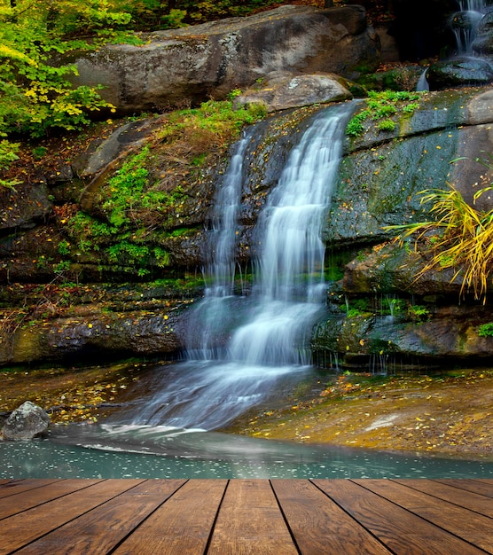 Sfondi con texture in legno all'interno di una stanza sugli sfondi a cascata