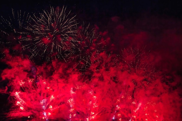 Sfondi di fuochi d'artificio natalizi con scintille di stelle colorate e luminose