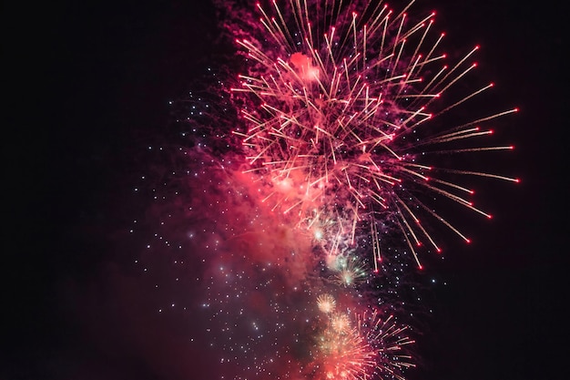 Sfondi di fuochi d'artificio natalizi con scintille di stelle colorate e luminose