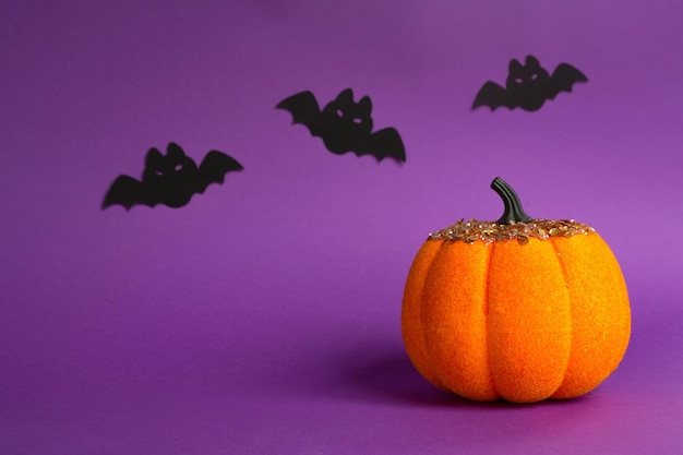 Sfondi di Halloween di ragni zucche bianche arancioni e dorate e pipistrelli neri su sfondo viola con ragnatele e paesaggi terribili Orrore e una vacanza spaventosa con spazio per la copia