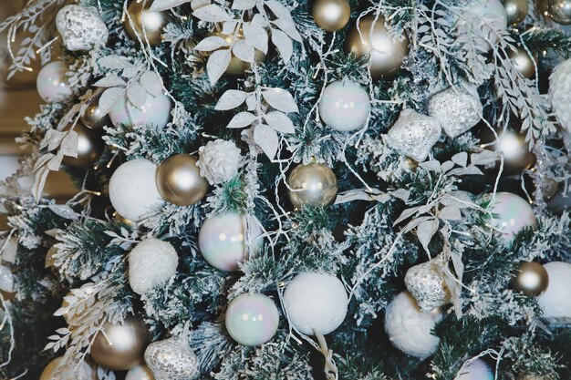 Sfondi vacanze di Natale di albero festivo decorato con palle di Natale e giocattoli in soggiorno. Felice anno nuovo concetto. Decorazione del primo piano nell'interiore domestico. Copia spazio per il sito