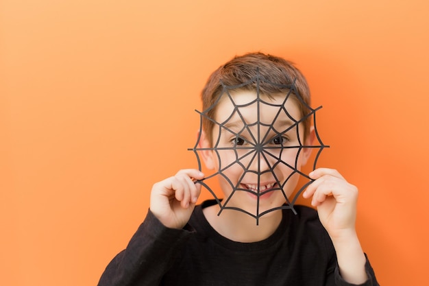 Sfondio arancione di Halloween con un ragazzo caucasico