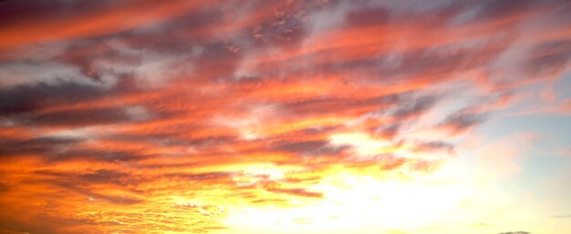 Sfondio dell'alba paesaggio drammatico maestoso tramonto cielo con nuvole nell'alba cielo sfondo chiaro