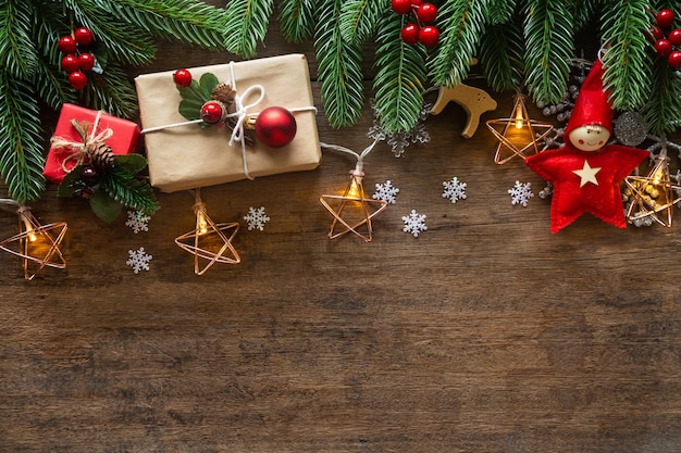 Sfondio della carta di Natale con decorazione palla stelle fiocchi di neve scatola regalo cono di pino