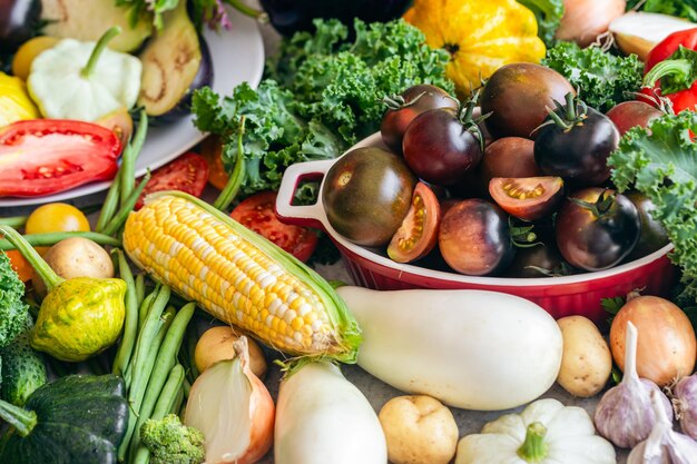 Sfondio di verdure e erbe sulla tavola della cucina