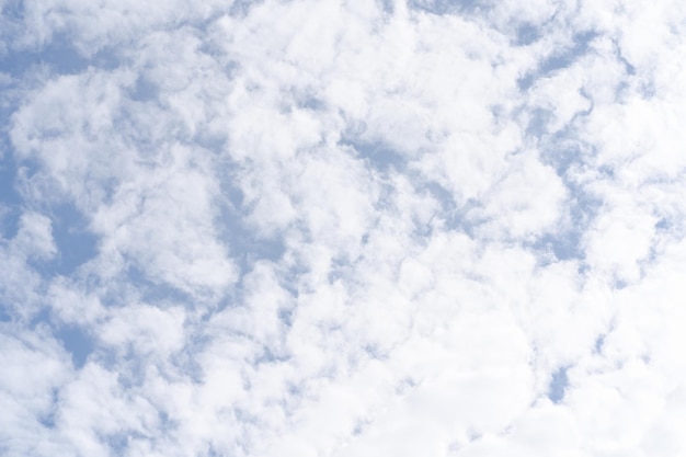 Sfondio naturale con cielo blu e nuvole bianche